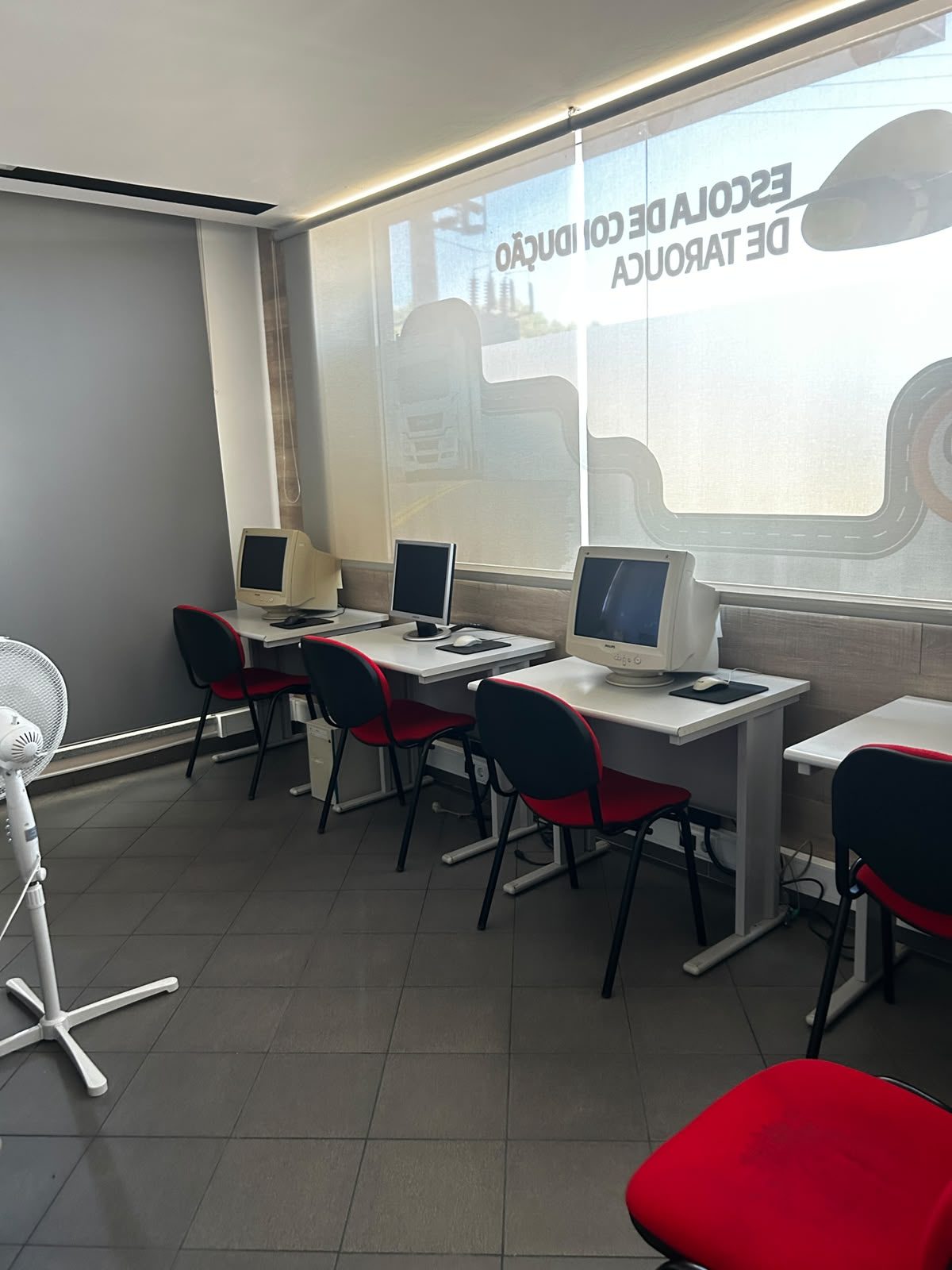 Sala de aulas teóricas com computadores